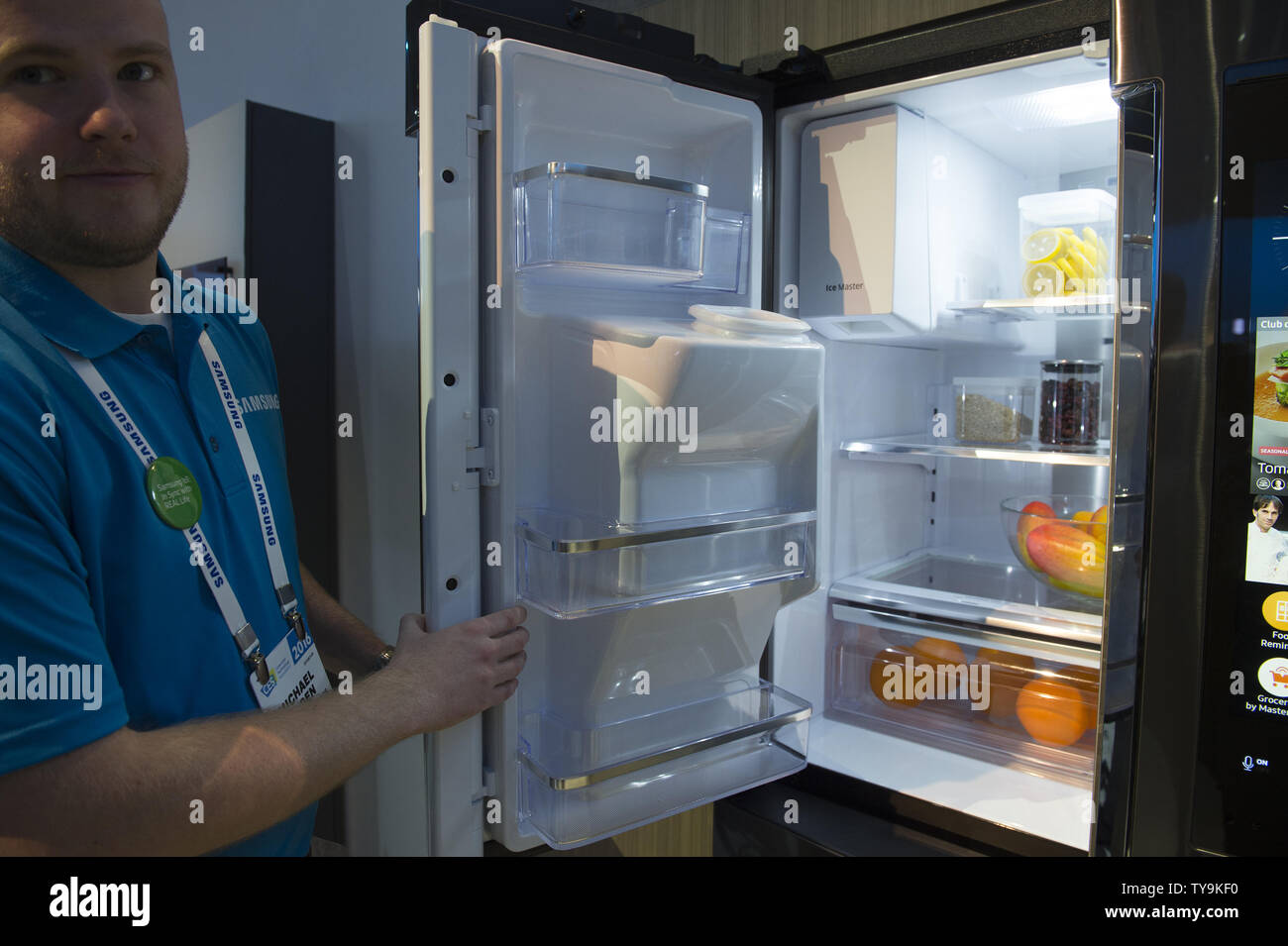 La familia Samsung Hub Refrigerador muestra 3 cámaras que las fotografías  en el interior de la nevera cada vez que la puerta está abierta, en la  Exposición Internacional CES 2016, una feria