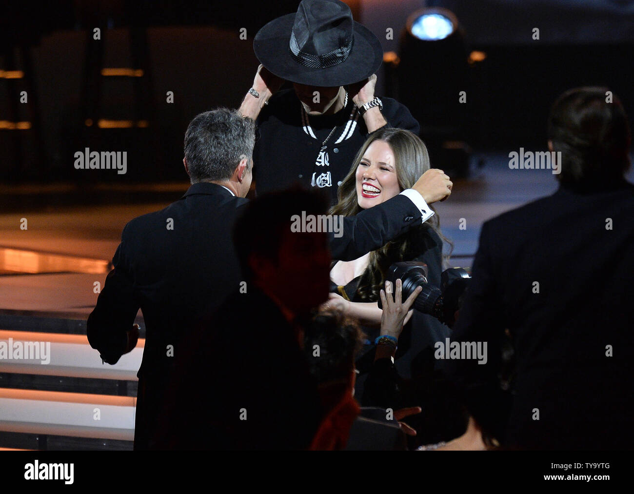 Alejandro Sanz homenajeado (L) abrazos Jesse Huerta y Joy Huerta de Jesse y  Joy onstage en persona el Grammy Latino del Año gala honrando Sanz de el  Centro de Convenciones Mandalay Bay