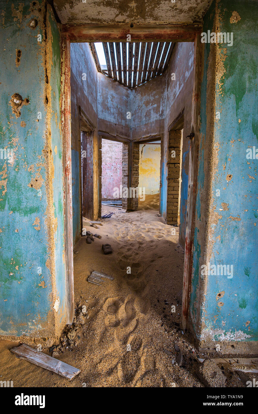 Las ruinas de la ciudad minera Kolmanskop en el desierto de Namib, cerca de Luderitz en Namibia Foto de stock