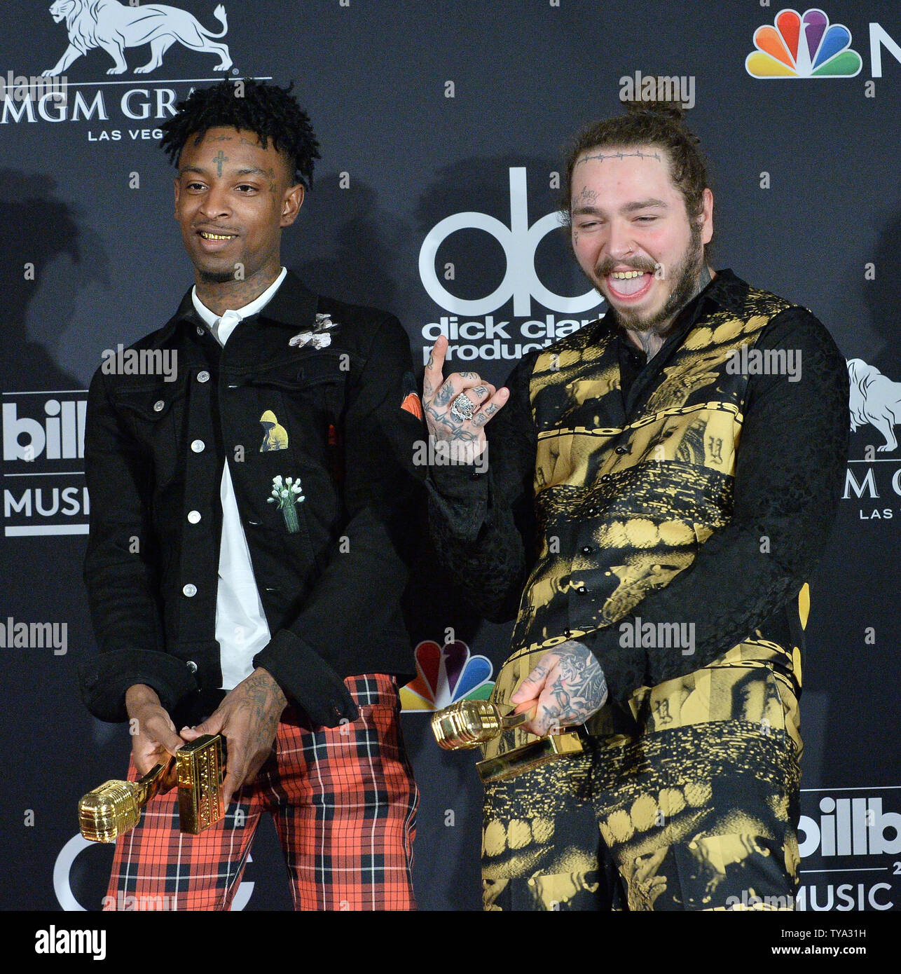 Artistas 21 Savage (L) y Post Malone aparecen backstage después de ganar el  premio a la canción de rap superior 'Rockstar'' durante el 2018 Billboard  Music Awards en el MGM Grand Garden