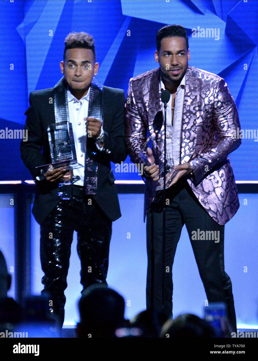 Romeo Santos (R) y Ozuna aceptar la Canción Tropical del Año premio para ' sobredosis", en el escenario durante la 26ª anual de los Premios Billboard  de la música latina en el Mandalay