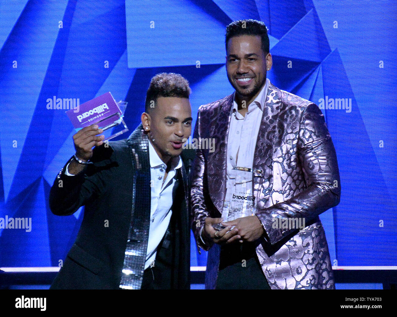 Romeo Santos (R) y Ozuna aceptar la Canción Tropical del Año premio para  'sobredosis", en el escenario durante la 26ª anual de los Premios Billboard  de la música latina en el Mandalay