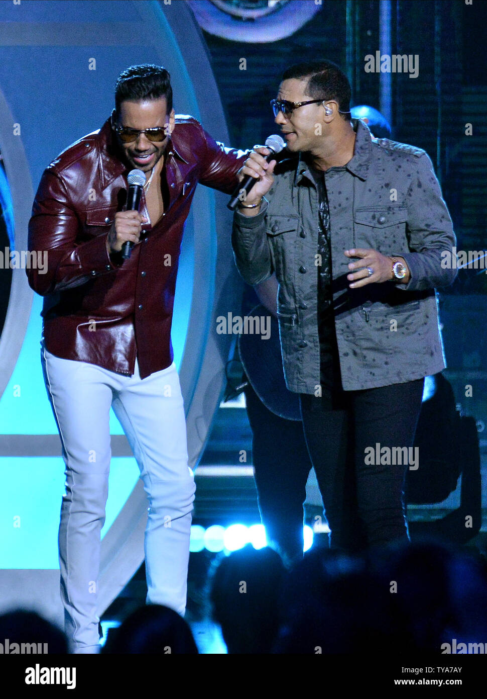 L-R) Romeo Santos y Raulin Rodriguez realizar durante la 26ª anual de los  Premios Billboard de la música latina en el Mandalay Bay Events Center de  Las Vegas, Nevada, el 25 de
