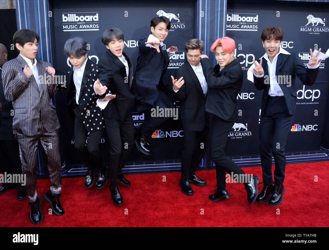 J-Esperanza, V, Jungkook, Jimin, Suga, Jin y RM de BTS llegar para el 2019  Billboard Music Awards en el MGM Grand Garden Arena en Las Vegas, Nevada,  el 1 de mayo de