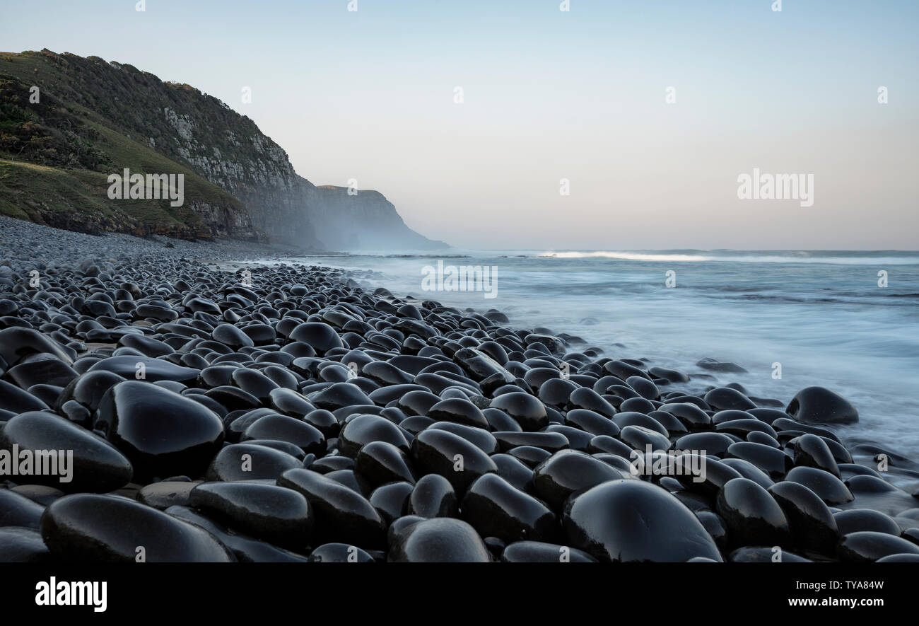 La increíble playa de guijarros negros de arcilla blanca, con reminiscencias de una época de invierno pelágicos andanzas e historias marineras. Café Bahía, Eastern Cape Foto de stock