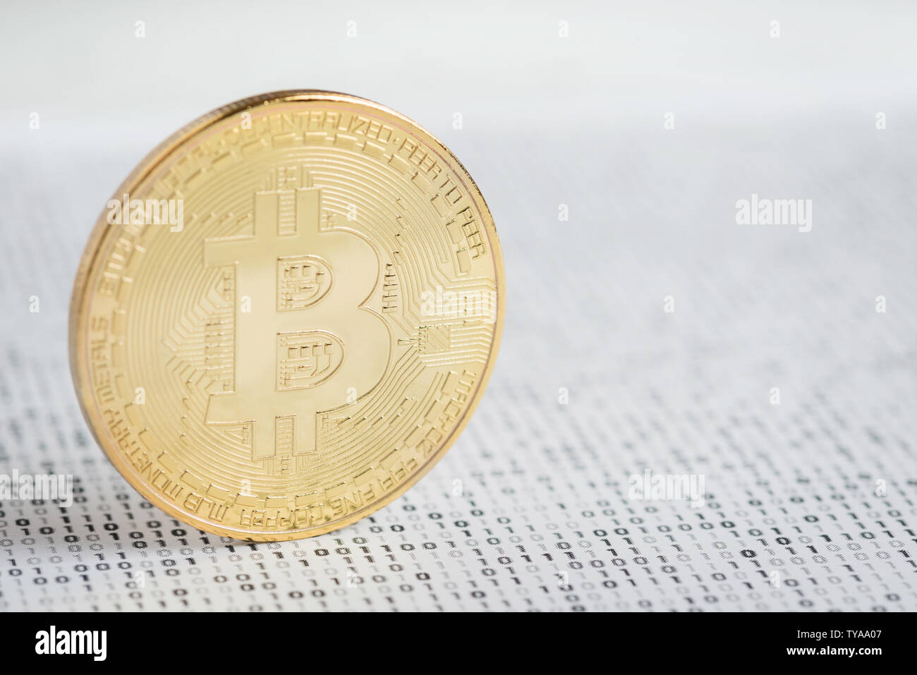 Moneda moneda crypto - Golden Bitcoin en blanco y negro de fondo 1 y 0 binario Foto de stock