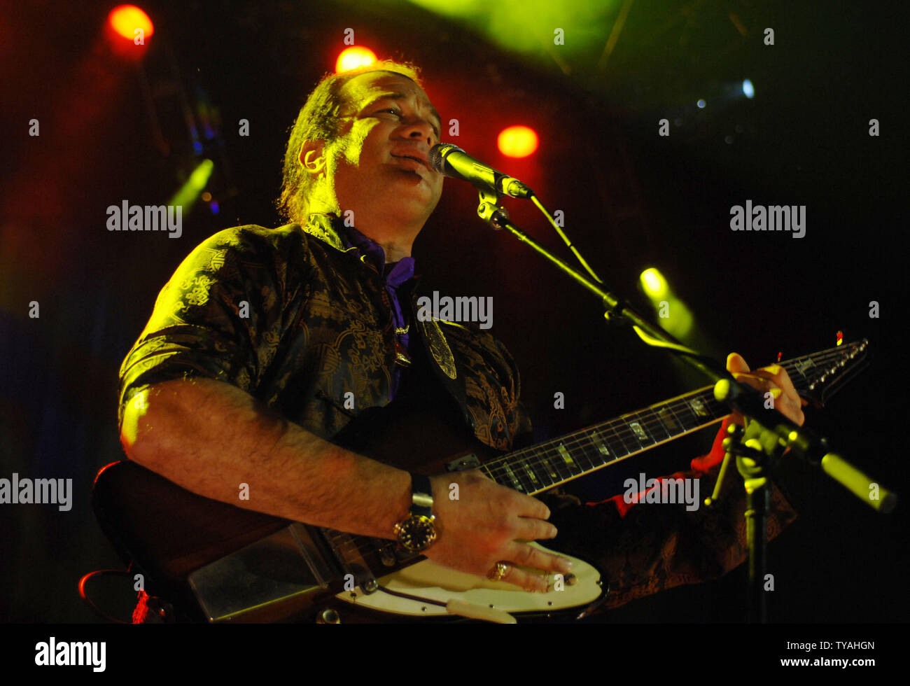 Guitarrista estadounidense/cantante/actor Steven Seagal realiza con sus  "Thunderbox bluesband' en Shepherd's Bush Empire en Londres el 18 de marzo  de 2007. (UPI Photo/Rune Hellestad Fotografía de stock - Alamy