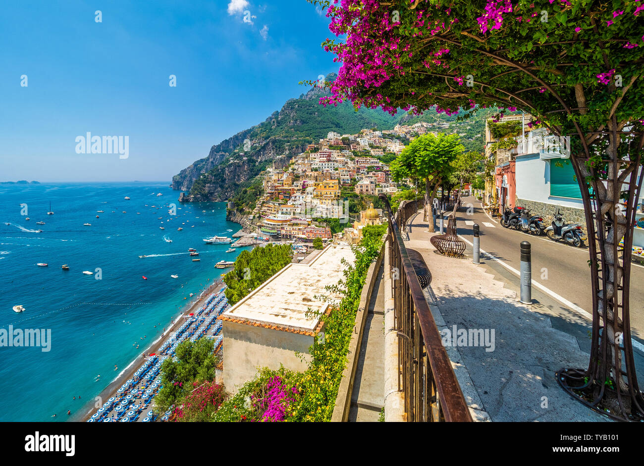 Paisaje de la ciudad de Positano, en la famosa costa de Amalfi, Italia Foto de stock