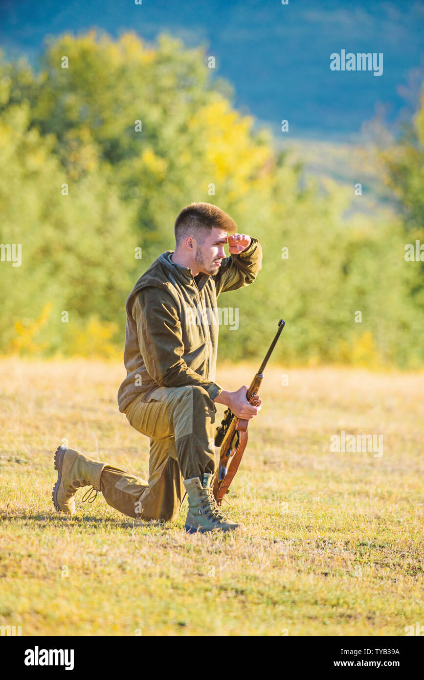 Fotos de Hombre cargando rifle de caza. Concepto de equipo de caza. Caza  hobby y ocio. Cazador con rifle buscando animales. Hunter ropa caqui listo  para cazar fondo de la naturaleza. Trofeo