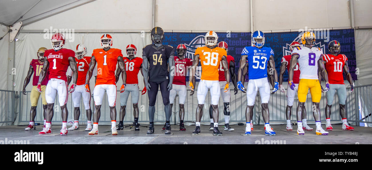 Maniquíes vestidas con uniformes del equipo de fútbol americano universitario en el NFL Draft 2019 Nissan Stadium, de Nashville, Tennessee, EE.UU.. Foto de stock