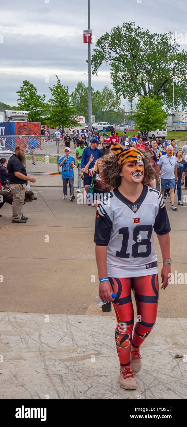 Fans vistiendo los colores del equipo John Seigenthaler andando el puente peatonal, NFL draft de 2019, Nashville, Tennessee, EE.UU.. Foto de stock