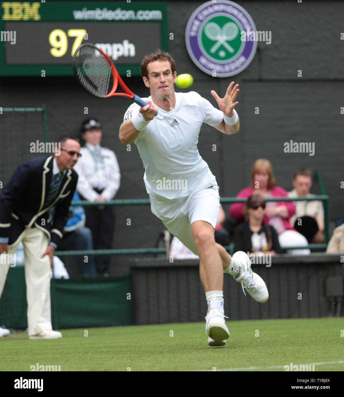 Gran Bretaña Andy Murray en acción contra Alemania Benjamin Becker en el primer día del 2013 campeonatos de Wimbledon en Londres el lunes 24 de junio de 2013. UPI/Hugo Philpott Foto de stock