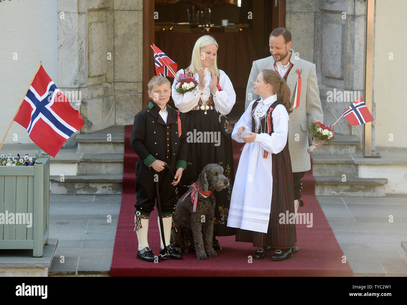El príncipe heredero Haakon y la Princesa Heredera Mette- Marit, la Princesa Ingrid Alexandra y el príncipe Sverre Magnus celebrar el Día Nacional de Noruega en la residencia real Skaugum Noruego en Oslo el 17 de mayo de 2016. Foto por Rune Hellestad/ UPI Foto de stock