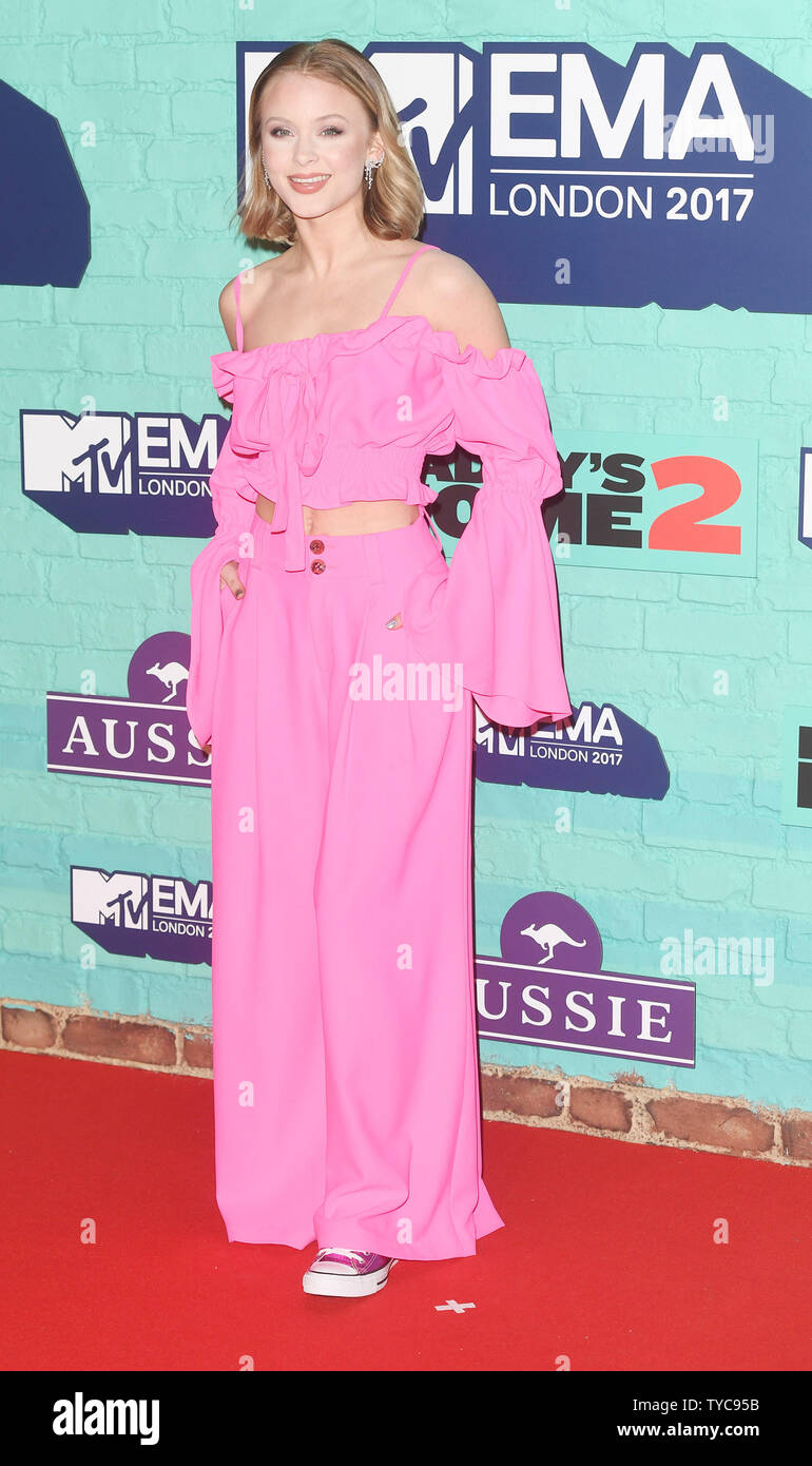 Cantante sueca Zara Larsson asiste a la alfombra roja de los Premios MTV de  la música europea en el ámbito de SSE en Londres el 12 de noviembre de  2017. Foto por