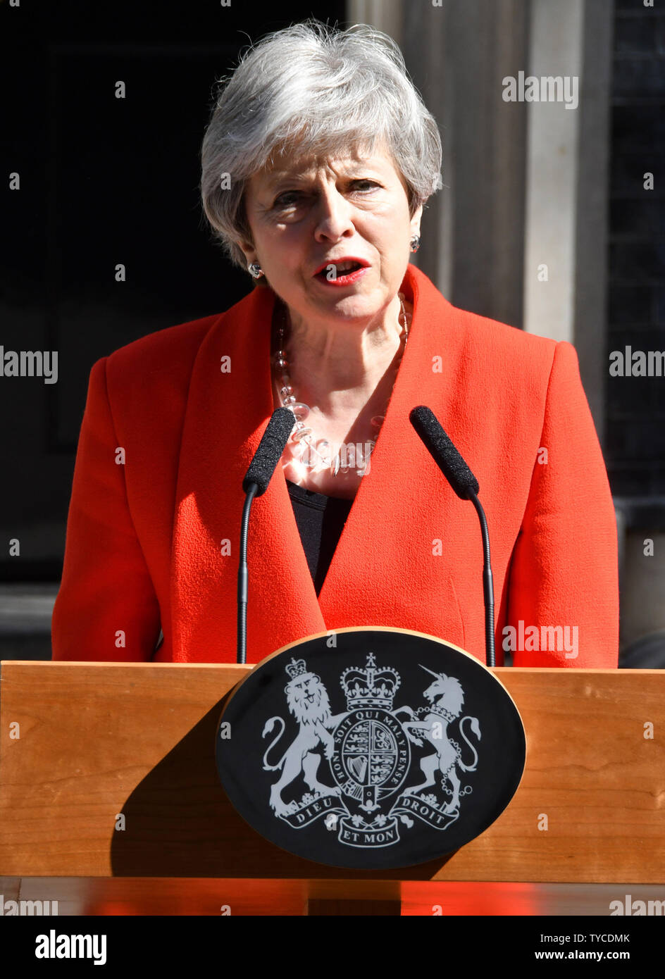 El Primer Ministro británico, Teresa mayo ofertas su dimisión fuera nº10 de Downing St después de meses de continuo abuso de su partido por no entregar Brexit en Londres, 24 de mayo de 2019. Foto por Hugo Philpott/UPI Foto de stock