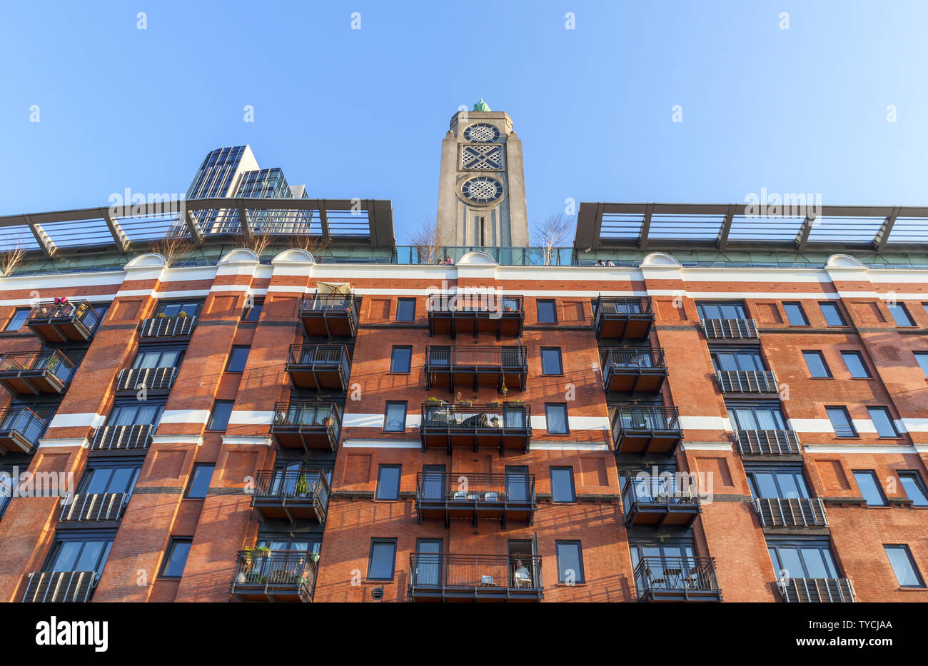 La icónica Torre OXO art-deco, OXO Tower Wharf, orilla sur del río Támesis Emabankment, Southwark, London SE1 en un día soleado con el cielo azul Foto de stock