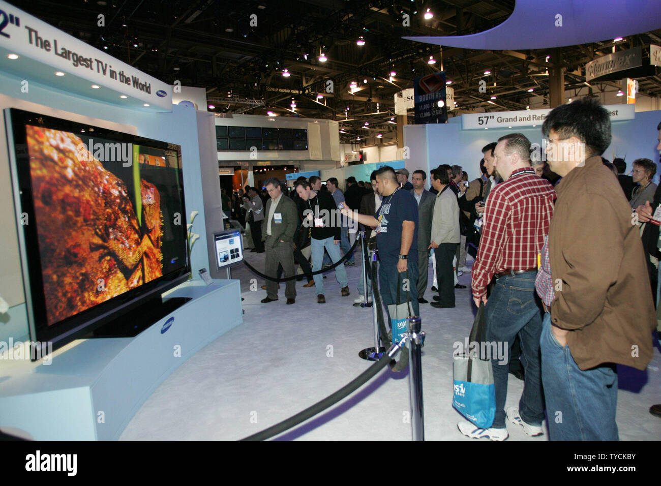 Samsong muestra su nuevo televisor de 102 pulgadas, el televisor más grande  del mundo, con gran afluencia de público en el 2005 Consumer Electronics  Show en Las Vegas, NV el 8 de