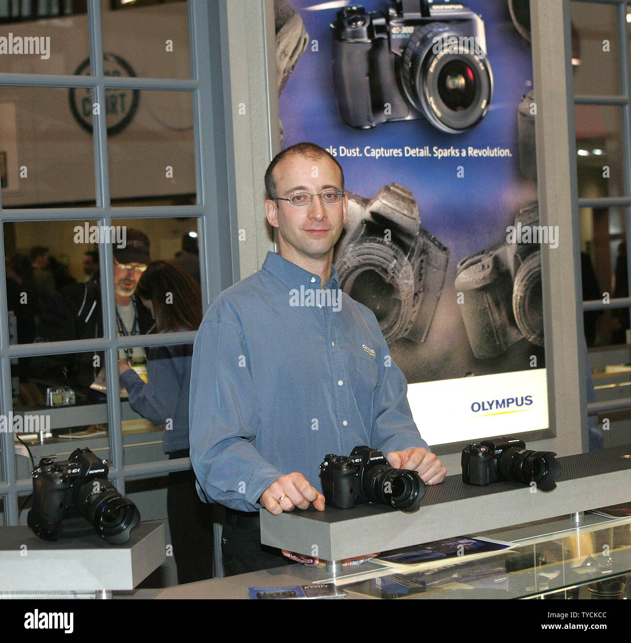 Brian Daley de Olympus demuestra la nueva Olympus cámaras profesionales en  el 2005 en el Consumer Electronics Show en Las Vegas el 8 de enero de 2005.  (UPI foto/Roger Williams Fotografía de