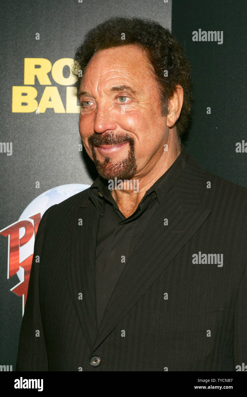 El cantante Tom Jones asiste a la premier de la película de 'Rocky Balboa'  en Las Vegas el 20 de diciembre de 2006. (UPI foto/Roger Williams  Fotografía de stock - Alamy