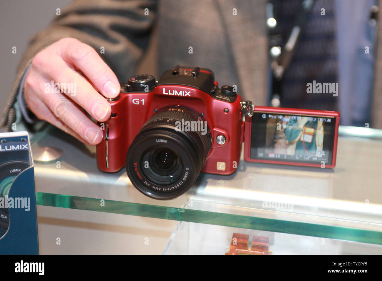 Panasonic muestra su nueva Lumix G-1 modelo point & Shoot cámara con  opciones manuales durante el International Consumer Electronics Show (CES)  en Las Vegas el 8 de enero de 2009. Esta cámara