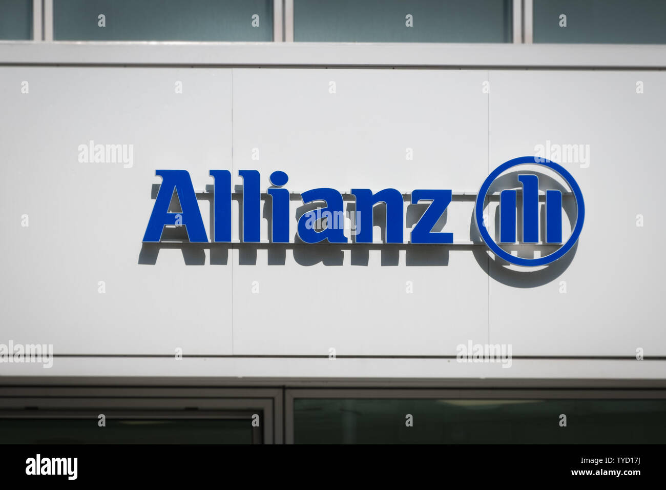Berlin, Alemania - Junio 2019: el logotipo de marca de Allianz. Allianz SE es una compañía de servicios financieros multinacional alemana con sede en Munich, Alemania. Foto de stock