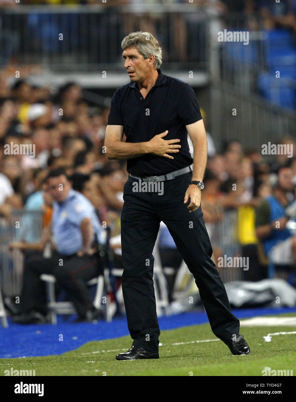 El entrenador del Real Madrid Manuel Pellegrini reacciona durante el  partido de la Copa de la paz entre el Real Madrid y la Liga de Quito en el  estadio Santiago Bernabeu el