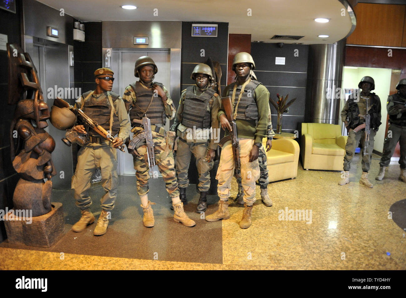 Los miembros de las fuerzas especiales son vistos en el interior del Radisson Blu Hotel en Bamako el 20 de noviembre de 2015, hombres armados con pistolas y arrojar granadas irrumpieron en el Radisson Blu Hotel en la capital de Malí, disparando armas automáticas y la incautación de más de 100 invitados y personal en una toma de rehenes que ha dejado al menos 22 muertos. Photo by Hapep/ UPI Foto de stock
