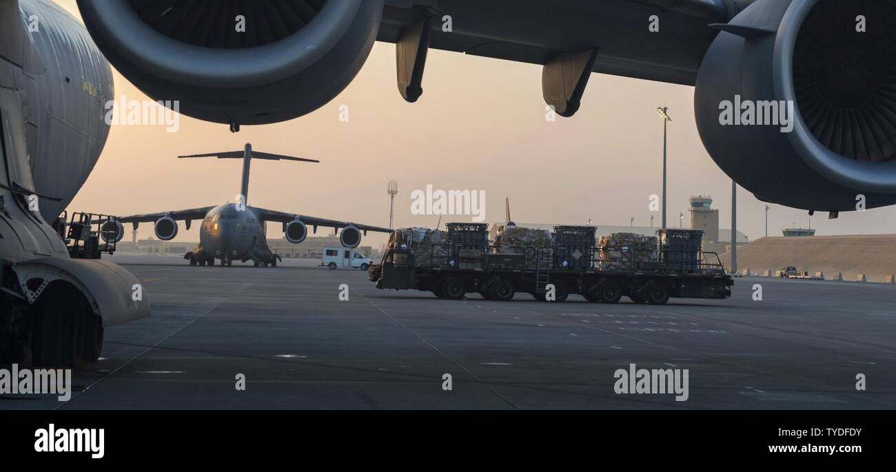 Palets sentarse listo para ser cargado en un escuadrón aéreo expedicionario 816th C-17 Globemaster III por aviadores de la 8ª Escuadrilla expedicionaria de movilidad aérea para una misión en apoyo de la Operación Centinela de la libertad, 3 nov 2016. La operación se centra en la formación, asesorando y ayudando a las instituciones de seguridad afganas y Defensa Nacional Afgano y las fuerzas de seguridad con el fin de desarrollar sus capacidades y la sostenibilidad a largo plazo. Foto de stock