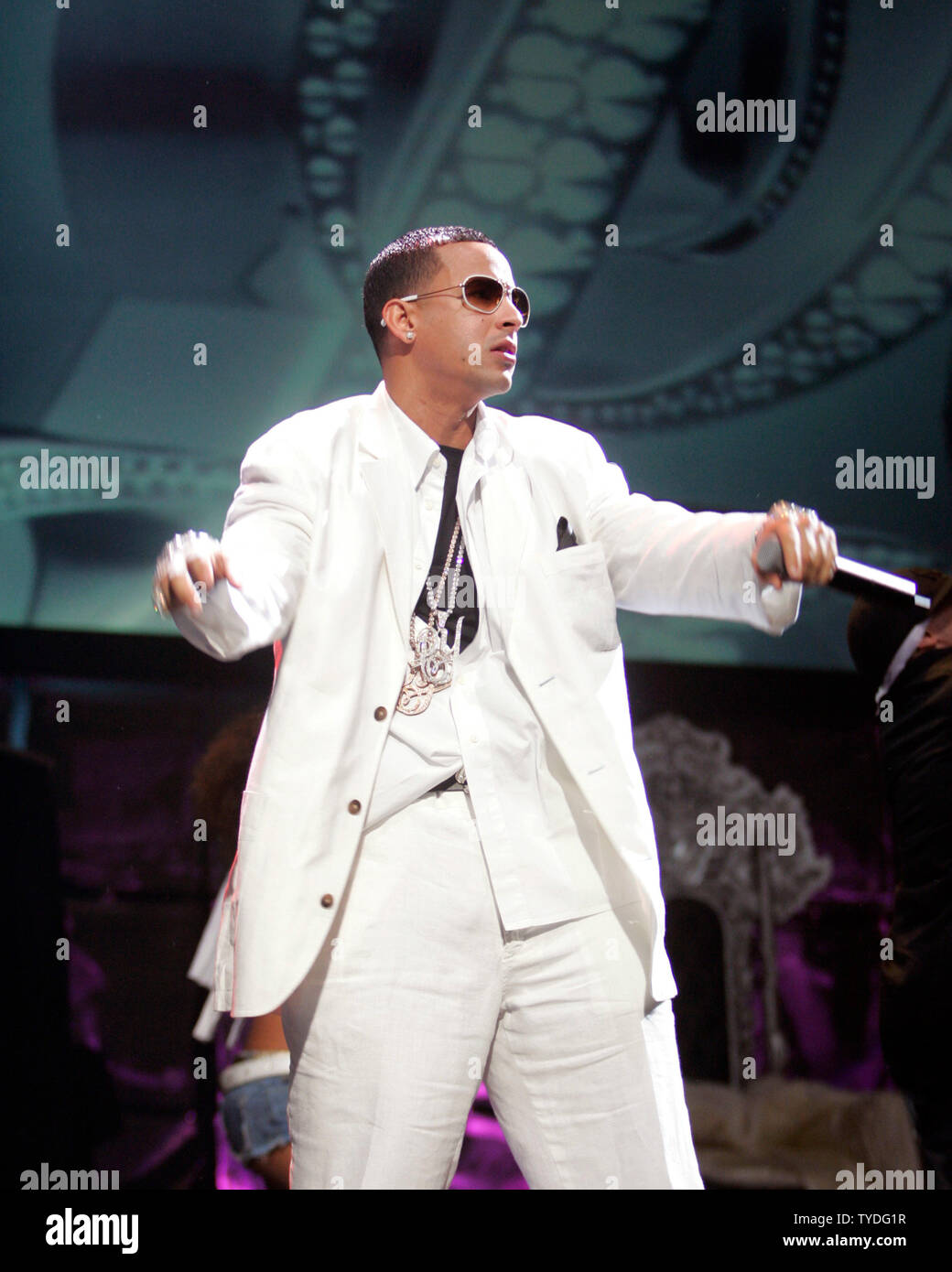 Daddy Yankee realiza en un concierto en el American Airlines Arena en  Miami, Florida, el 7 de octubre de 2005. (UPI Photo/Michael Bush Fotografía  de stock - Alamy