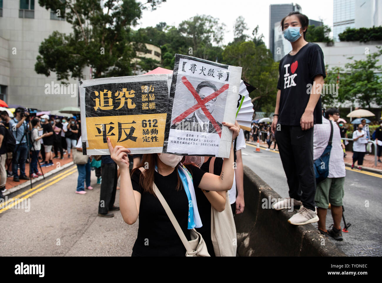 Un manifestante sostiene pancartas durante la manifestación.activistas protestan contra el proyecto de ley de extradición se unió a diferentes embajadas y consulados de la nación para plantear la cuestión con el presidente chino Xi Jinping esta semana en la cumbre del G-20 en Japón. Foto de stock