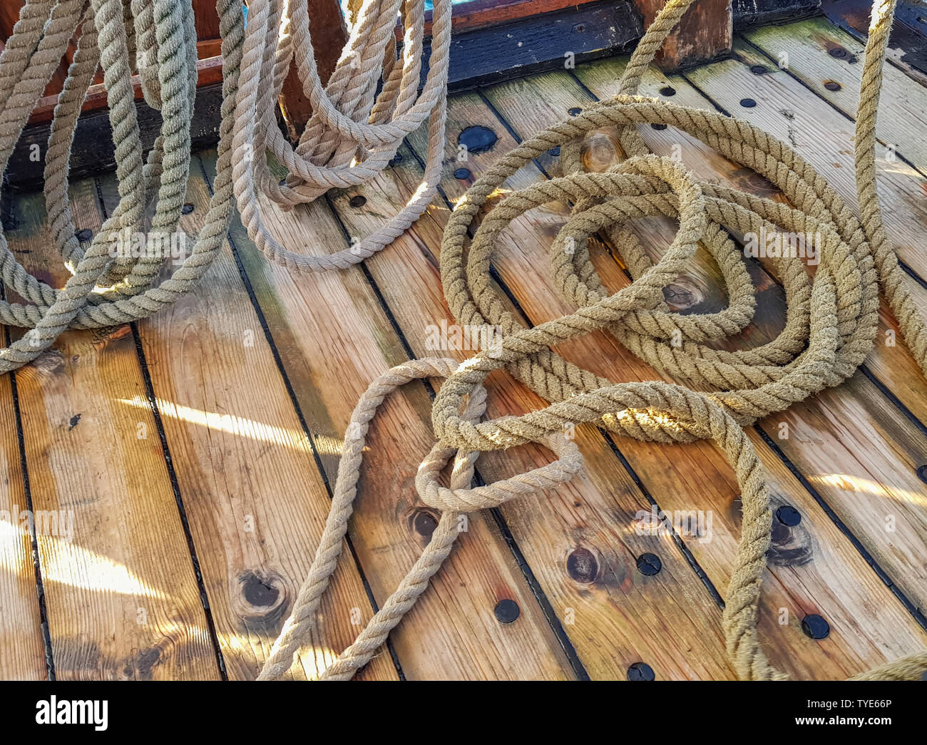 Antiguo gruesas sogas en la plataforma de madera de la nave Fotografía de  stock - Alamy