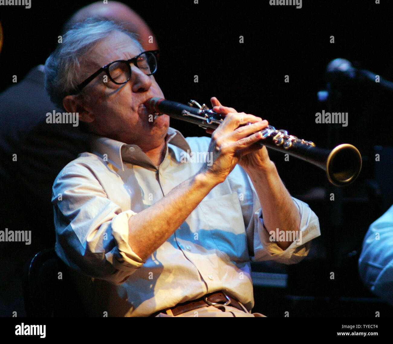 Woody Allen se realiza con su New Orleans Jazz Band en el Fillmore de Miami Beach el 20 de diciembre de 2011. UPI/Michael Bush Foto de stock