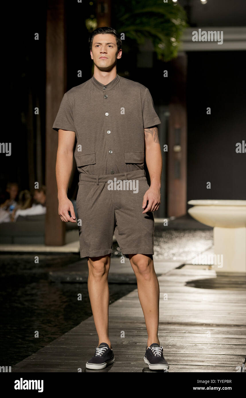 Una modelo presenta una creación del diseñador de moda moda masculina ETNOS  durante el Funkshion Miami la semana en el Setai hotel de Miami Beach,  Florida, a 4 de noviembre de 2015.