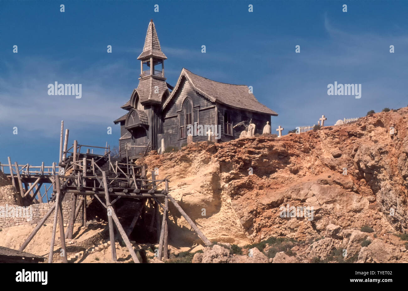 Archive 1980 cerca de madera abandonada plató edificar la iglesia con torre y cementerio en acantilado desde 1980 película Popeye Anchor Bay Village Malta Foto de stock