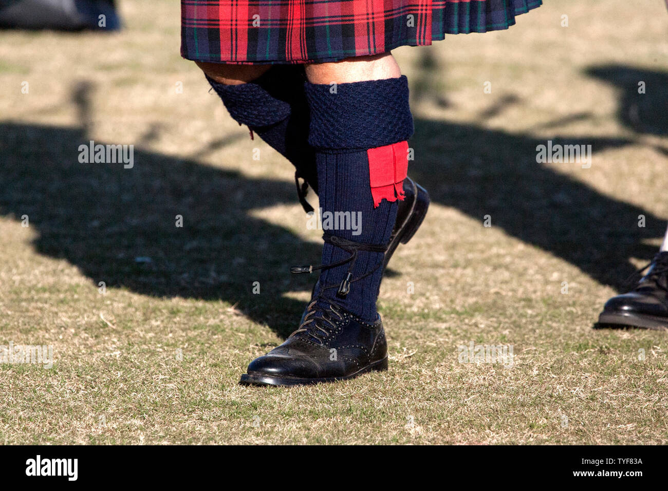 Hombre caminando en falda escocesa y calcetines de la Fotografía de stock - Alamy