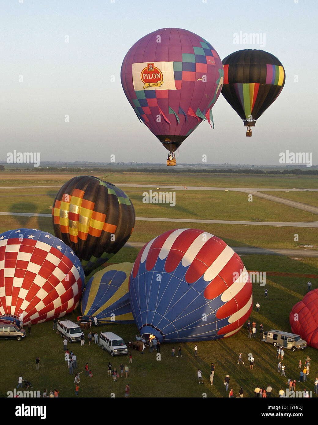 Dos de las treinta y ocho globos aerostáticos levante hacia el cielo  durante la 21ª edición anual de gran globo Sunrise carrera celebrada en  Homestead, Florida, el 24 de abril. (UPI foto/Marino/Cantrell