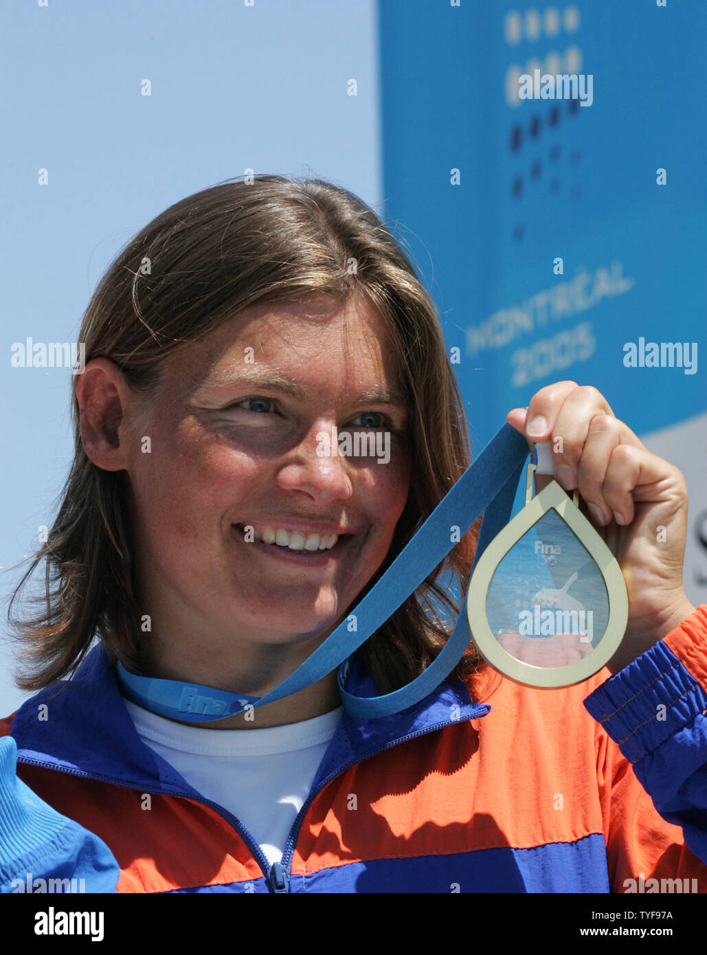 El nadador holandés Edith Van Dijk muestra su medalla de oro en la  conquista de la mujer carrera de 10 kilómetros de aguas abiertas en la  cuenca de la isla de Santa