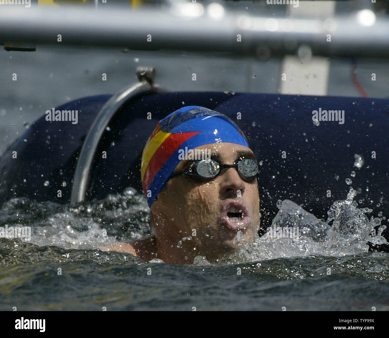 Distancia español nadador David Meca cruza la línea de meta en primer lugar  en los hombres de la carrera de 25 km de aguas abiertas en la cuenca de la  isla de