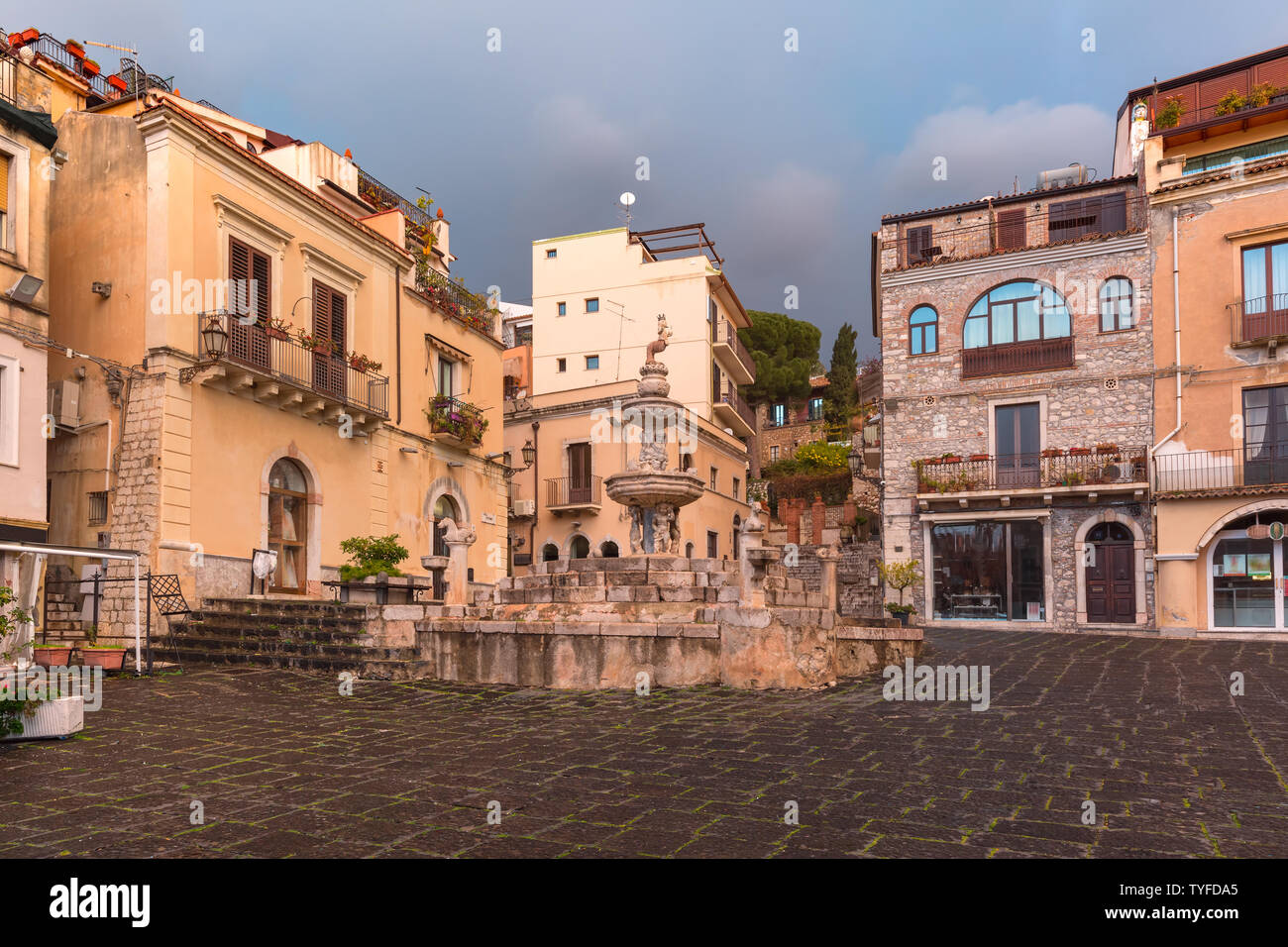 La Piazza Duomo en Taormina, Sicilia, Italia Foto de stock