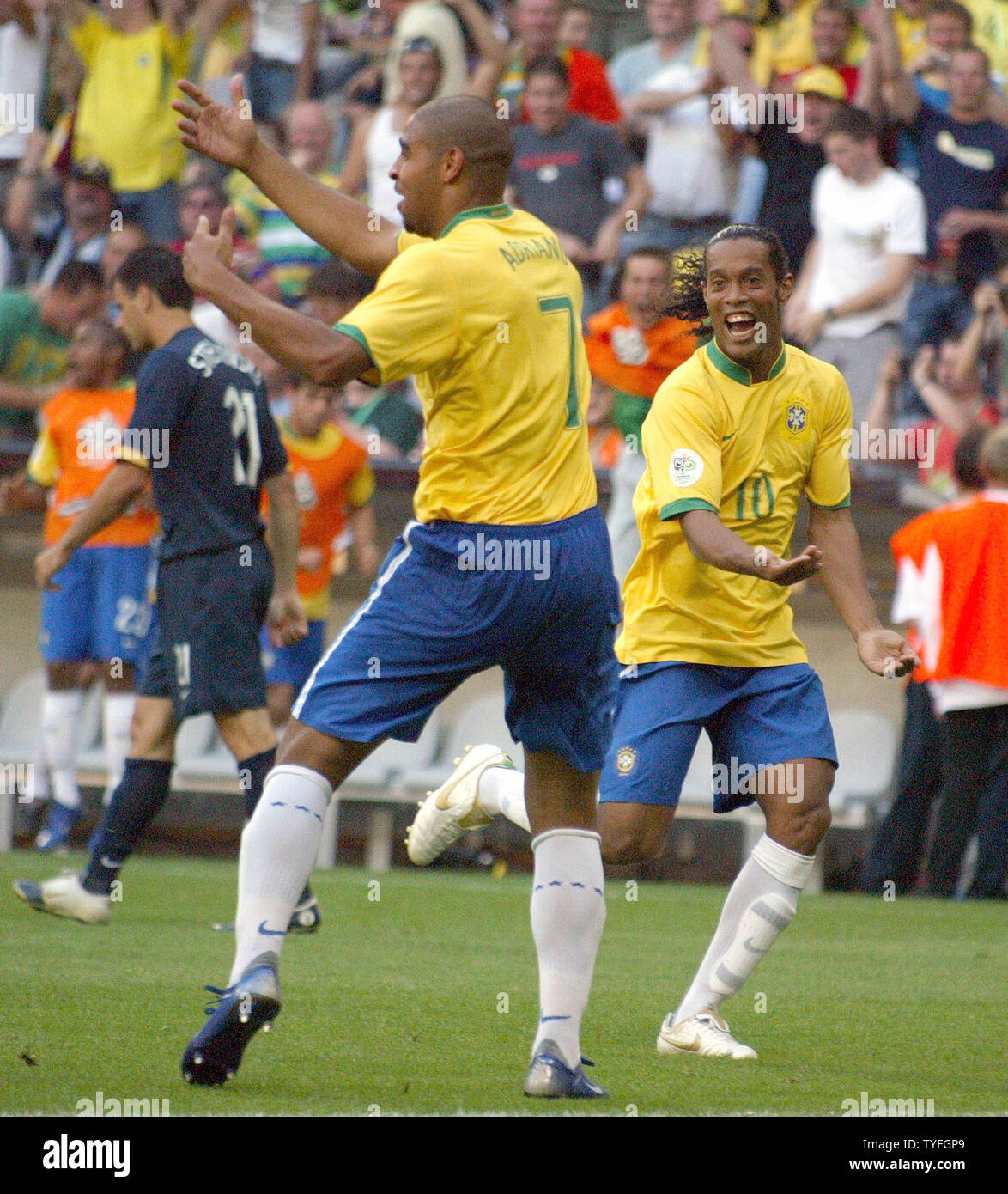 Adriano de Brasil 7 y Ronaldinho celebra su primer gol de Brasil