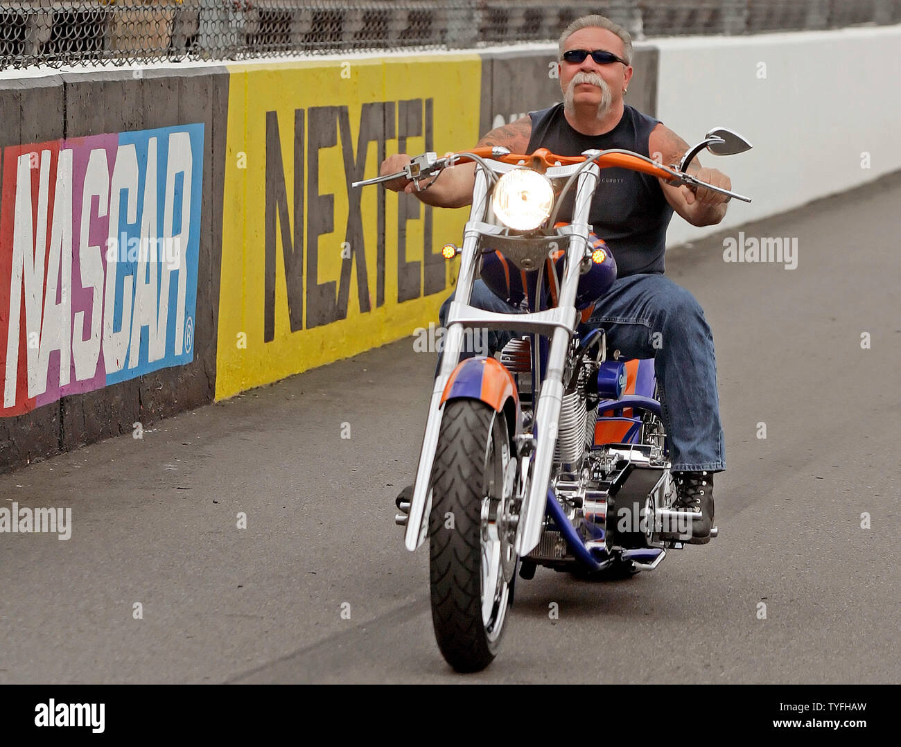 https://c8.alamy.com/compes/tyfhaw/pablo-teutle-sor-de-orange-county-choppers-paseos-en-la-via-en-una-costumbre-goodys-chopper-durante-la-ceremonia-de-pre-carrera-antes-de-la-ejecucion-en-la-goodys-500-en-el-martinsville-speedway-en-martinsville-virginia-el-1-de-abril-de-2007-upi-foto-karl-b-dedlaker-tyfhaw.jpg