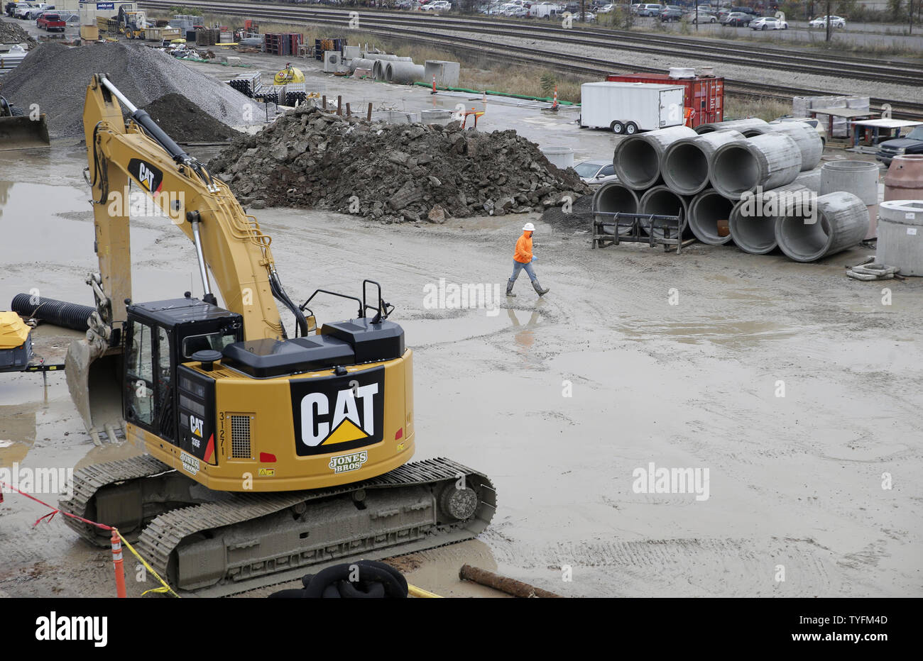 Los trabajadores están ocupados en una obra de construcción en astilleros  de Nashville el 14 de noviembre de 2018, en Nashville, Tennessee. Como  Amazon anunció su segunda sede estará ubicada en la