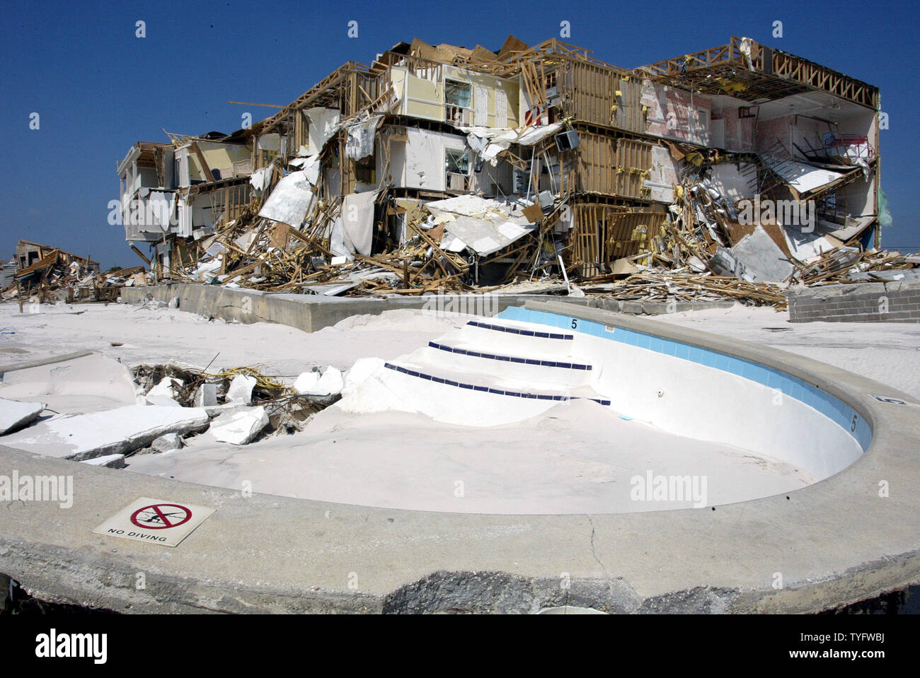 Una piscina está llena de arena y escombros el 18 de septiembre de 2004, en Orange Beach, Alabama, dos días después de que el huracán Iván pasó el 16 de septiembre de 2004. La comunidad de resorts de la Costa del Golfo fue fuertemente dañado por Ivan el viento y las olas. (UPI / A.J. Sisco) Foto de stock