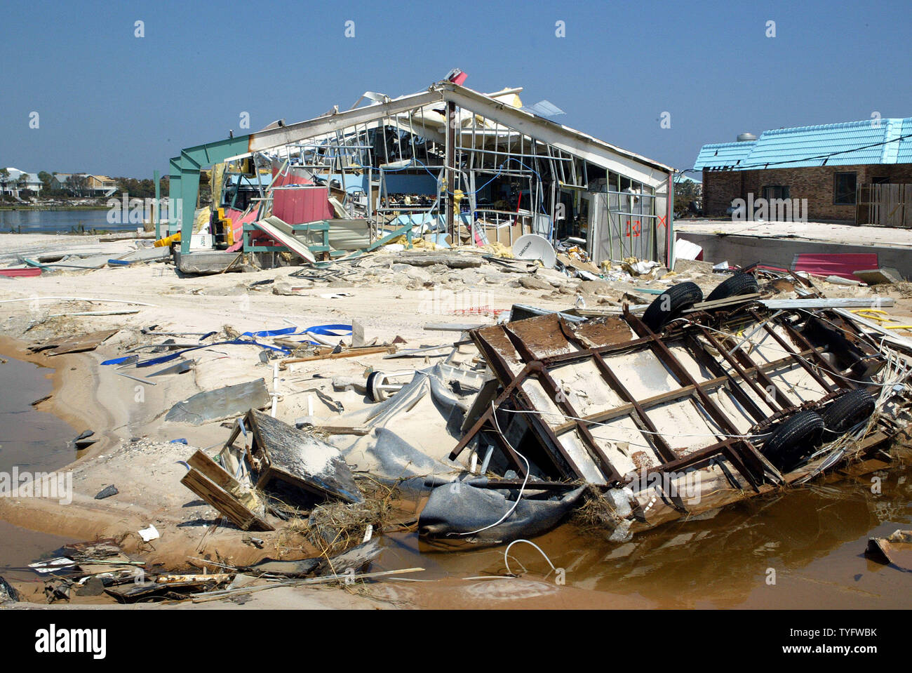 Una tienda de licor yace en ruinas el 18 de septiembre de 2004, en Orange Beach, Alabama, dos días después de que el huracán Iván pasó el 16 de septiembre de 2004. La comunidad de resorts de la Costa del Golfo fue fuertemente dañado por Ivan el viento y las olas. (UPI / A.J. Sisco) Foto de stock