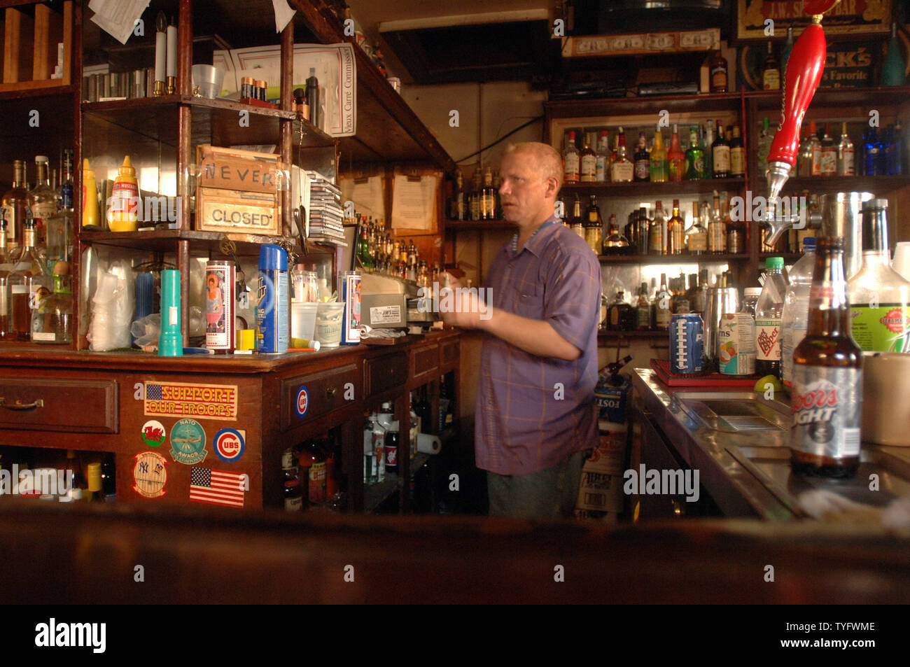 Denny Webb tiende bar en el Barrio Francés de Nueva Orleans el 8 de  septiembre, 2005. Aunque una gran parte de la ciudad sigue siendo  innundated, residentes y dueños de negocios han