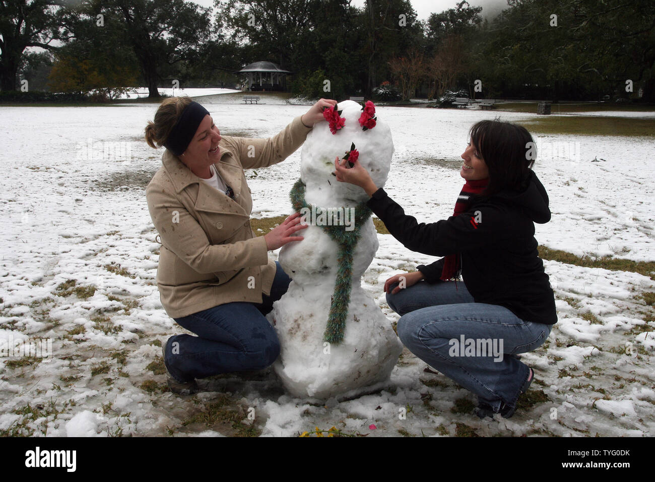 La Louisiana State University Health Sciences Center estudiantes Rachel Schwenk y Elizabeth LeBlanc aprovechar la rara oportunidad de construir un muñeco de nieve en Audubon Park en una zona residencial de Nueva Orleans, 11 de diciembre de 2008. La última vez que nevó en la ciudad fue la Navidad del 2004. Antes de eso, las últimas nieves se registró en 1989, según el Servicio Nacional de Meteorología. (UPI foto/A.J. Sisco) Foto de stock