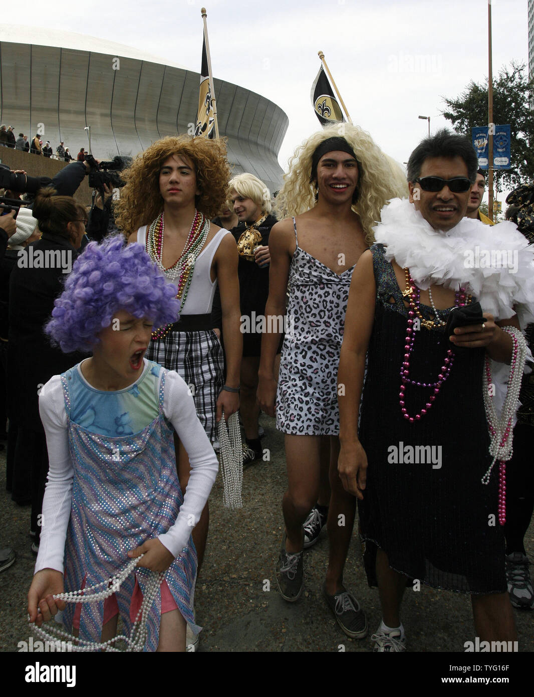Los hombres en el pasado desfile de vestidos de Superdome en Nueva Orleáns  el 31 de enero de 2010, para celebrar los santos' primer viaje al Super  Bowl, llegando hasta el próximo
