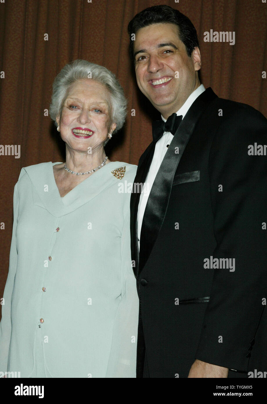 Celeste Holm y su marido Frank Basile posar para fotos en las mujeres  estadounidenses en Radio y Televisión Gracie Allen Gala Anual de Premios en  el Hotel Hilton de Nueva York el