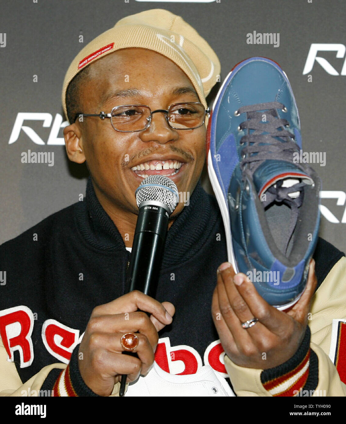 Lupe Fiasco rasies su zapatilla en el Reebok RBK ahora jugando a  conferencia de prensa en la carpa en la Ciudad de Nueva York el 8 de marzo  de 2006. (UPI Photo/John