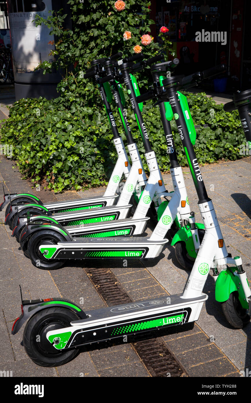Contracción Permanente voluntario Cal-S scooters eléctricos para alquiler en la ciudad de Colonia, Alemania.  Cal-S Elektroscooter zum mieten in der Innenstadt, Koeln, Deutschland  Fotografía de stock - Alamy